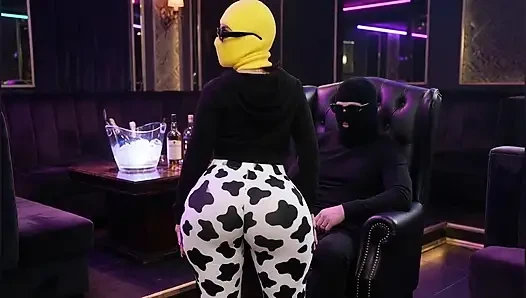 Mädchen mit dickem arsch twerkt in cow print leggings