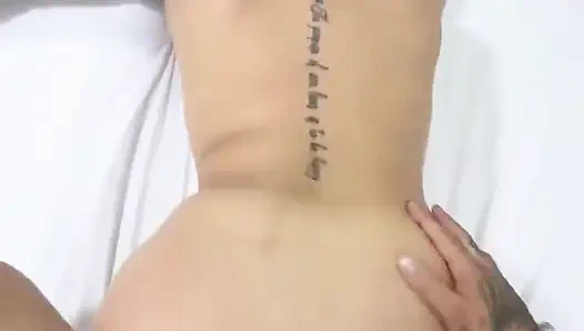 Aku bayar iklan sama influencer dengan memek sempitku