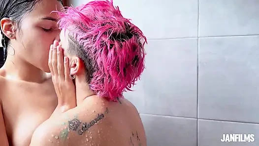 Heiße dusche! Du hast deine kleinen finger in meine muschi gelegt, meine liebe