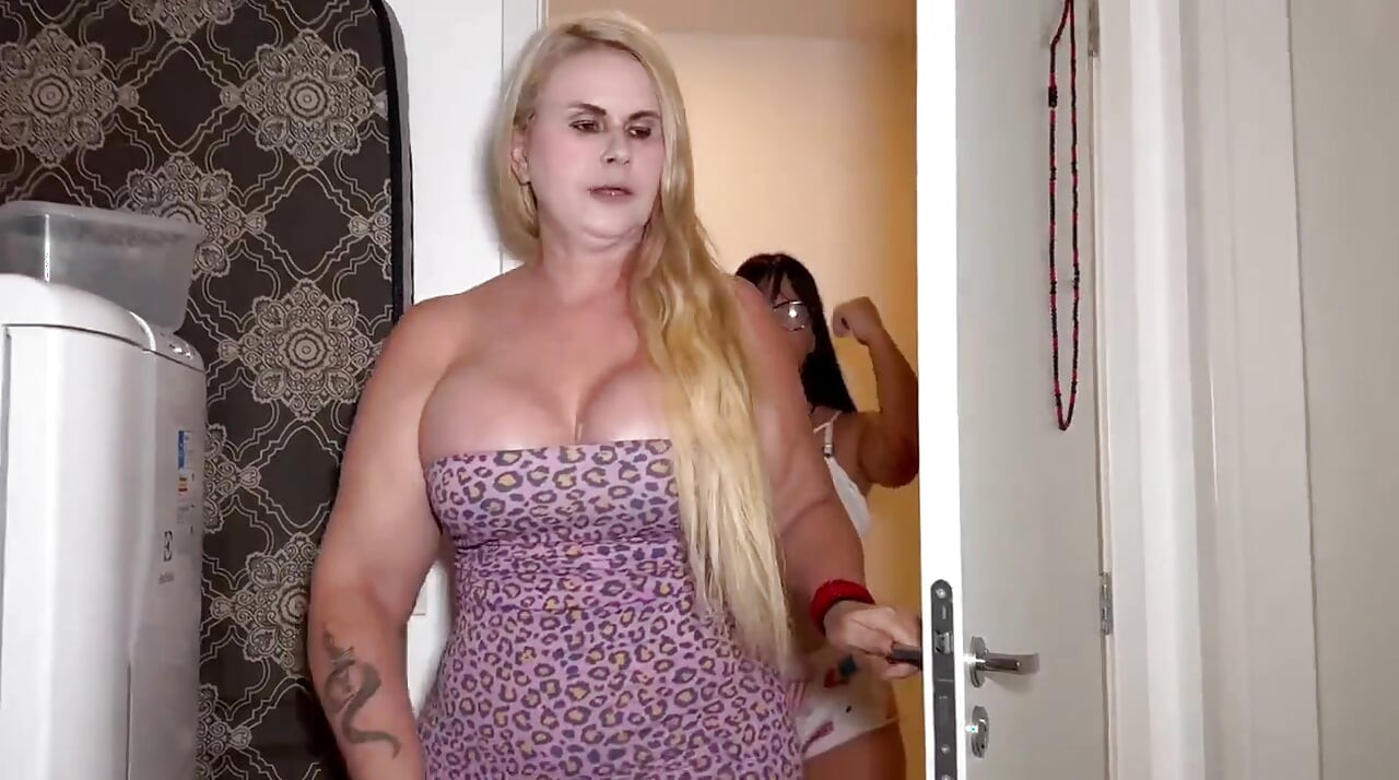 Mama i tata w terapii seksualnej z napalona pasierbicą