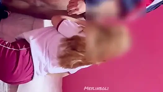 Студентка подкралась из колледжа со своим бойфрендом