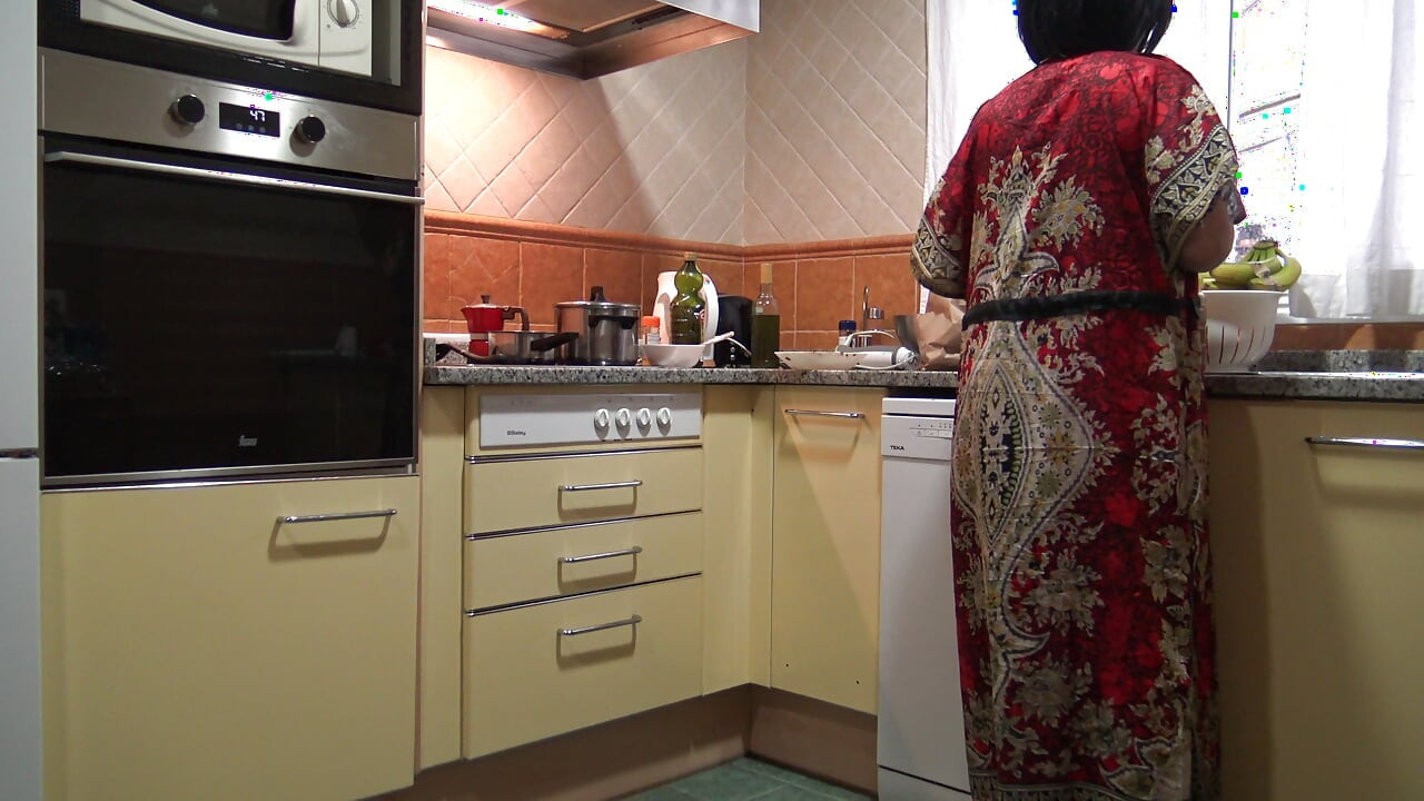 Meu enteado queria lamber minha buceta peluda na cozinha