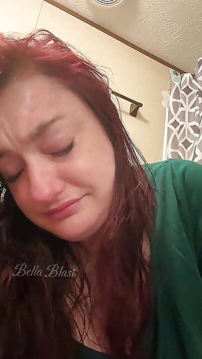 Toilettenkampf Nahaufnahme meines gesichts vor verzweiflung und weinen von bella Blast