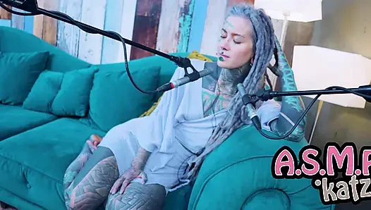 Aku bicara tentang L - LOVE - ASMR podcast SFW berbicara tentang gadis gothic bertato rambut gimbal