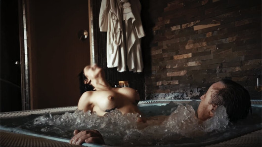 Bella miLF arrapata scopata da sconosciuto nella jacuzzi vintage amamateur