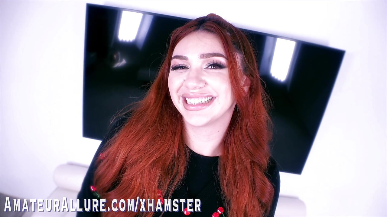 Fofa ruiva Cherie Gwendolyn ilumina a tela