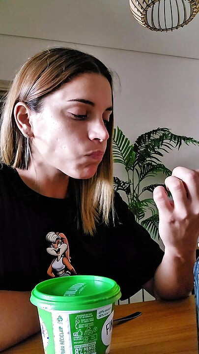 拍完色情视频后, 我们和室友一起吃了点心!