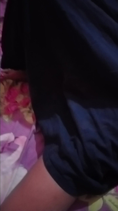 泰盧固女孩看卷軸
