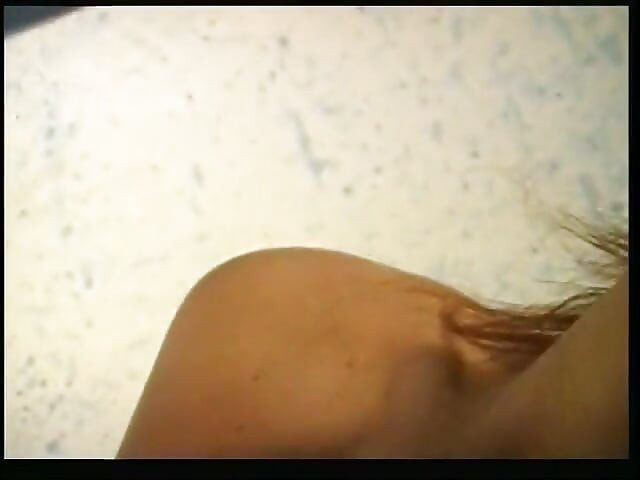 Solo sex of an amateur milf showing her wet pussy