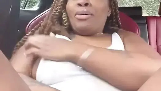 Une black se masturbe dans une voiture