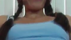 Międzyrasowe wideo z tęczową świtu, azjatycką dziwką z małymi piersiami