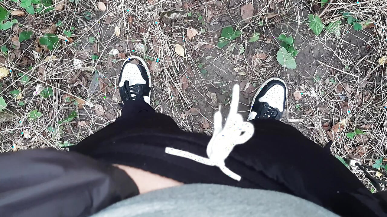 Riskabelt lesbisk onani i skogen