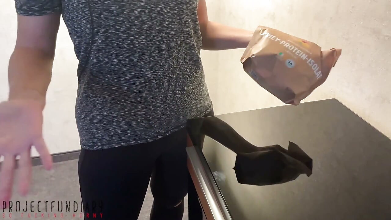 Yoga-pige blowjob – hun får naturligt protein