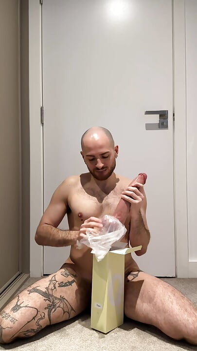 饥饿的锁定底部玩弄巨大的10英寸怪物假阳具