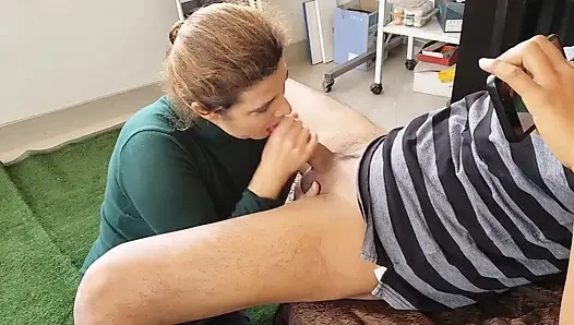 Meine Freundin lutscht gern Schwanz und schluckt mein Sperma