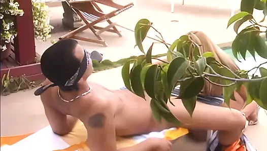 Nicole sert sikilmeden önce havuz başında erkeklerinin yarağını emiyor