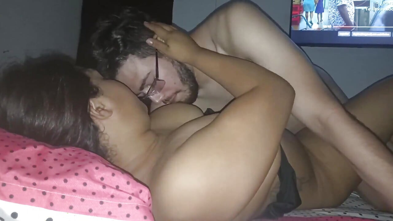 18-letnia brunetka duże sflaczałe cycki z Nowego Jorku Stanów Zjednoczonych rucha wielkiego kutasa swojego przyrodniego brata