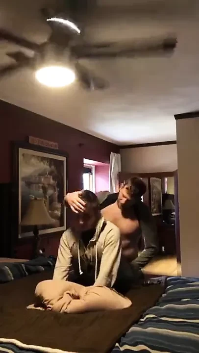 Il sesso di un anno sposato etero viene dentro di me