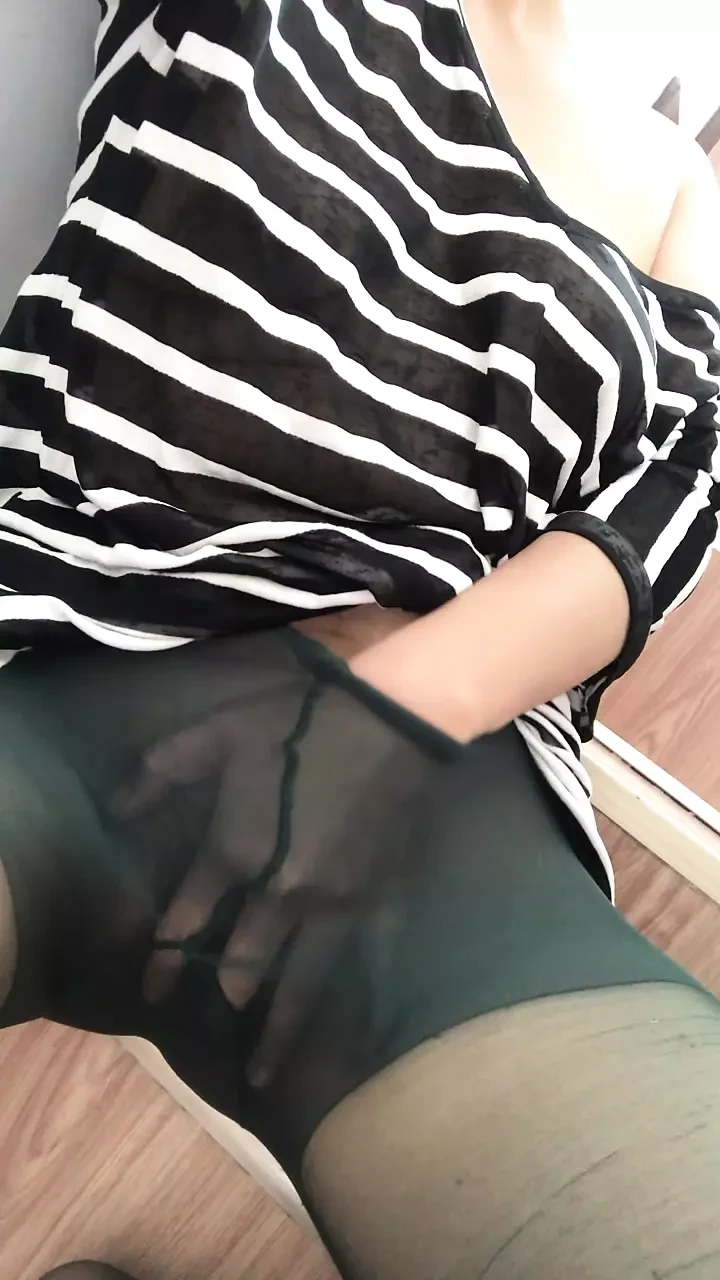 Mature woman in black stockings, pink pussy, cums a lot