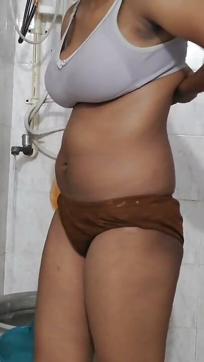 vidéo de douche, vidéo de bain, scène de salle de bain, douche chaude, moment intime, contenu adulte, 18+