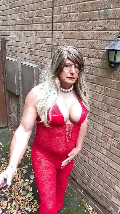 Seksi transvestit kellycd2022 u seksi crvenom kombinezonu i štiklama