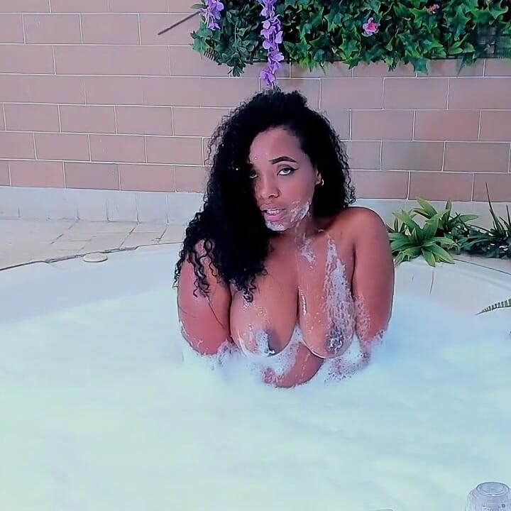 Sinnliche provokation mit Schaum von einer schwarzen frau mit dickem arsch