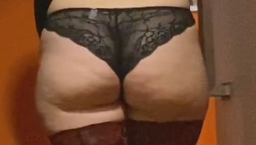 Jambes sexy et cul habillé en collants avec orgasme