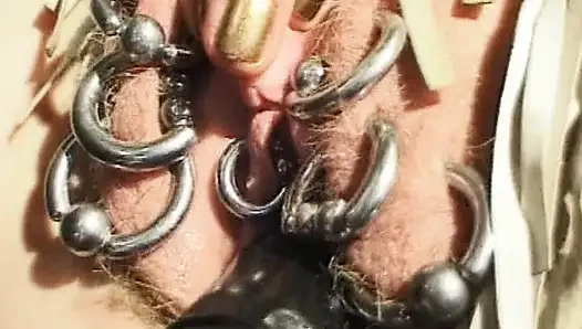 Cewek nakal perancis dengan memek yang ditindik di-fingering sama domina sampai matanya merem melek