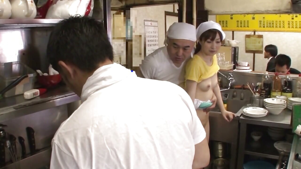 Cena Quente de Ramen-2_trio com uma Japonesa Peluda na Barraca de Ramen na Rua