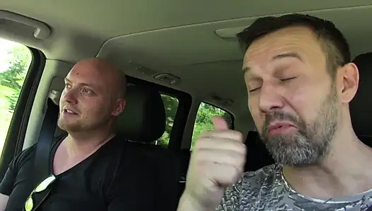 Татуированную телочку трахает чувак-клоун