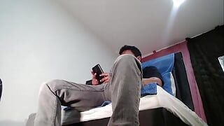 Am lăsat camera pornită în timp ce mă masturbam uitându-mă la pornografie