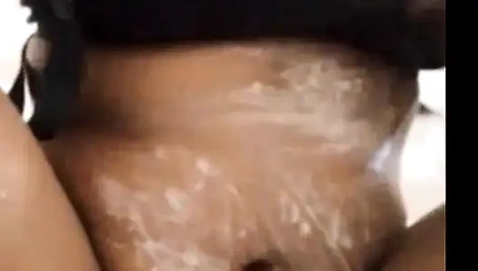 Desi indisches mädchen, das im badezimmer badet - heißes ASMR-video