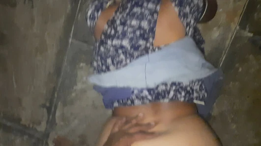 Desi bhabhi sagi bhabhi ko mare, devar made a horse and pressed the big ...