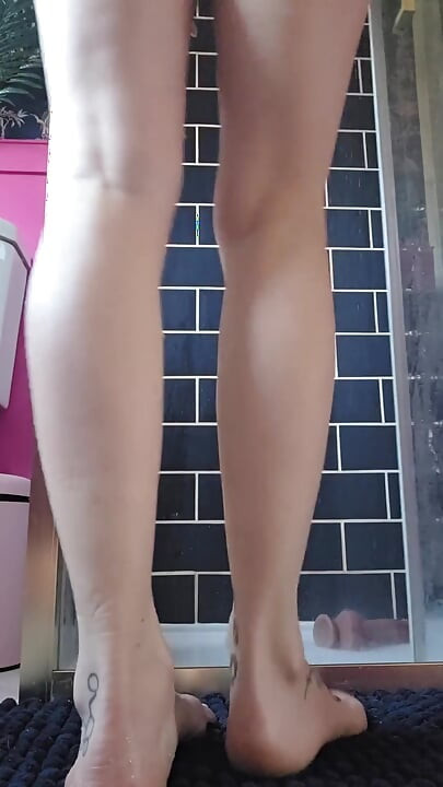 ขี่ดิลโด้ขนาดใหญ่ในห้องอาบน้ํา