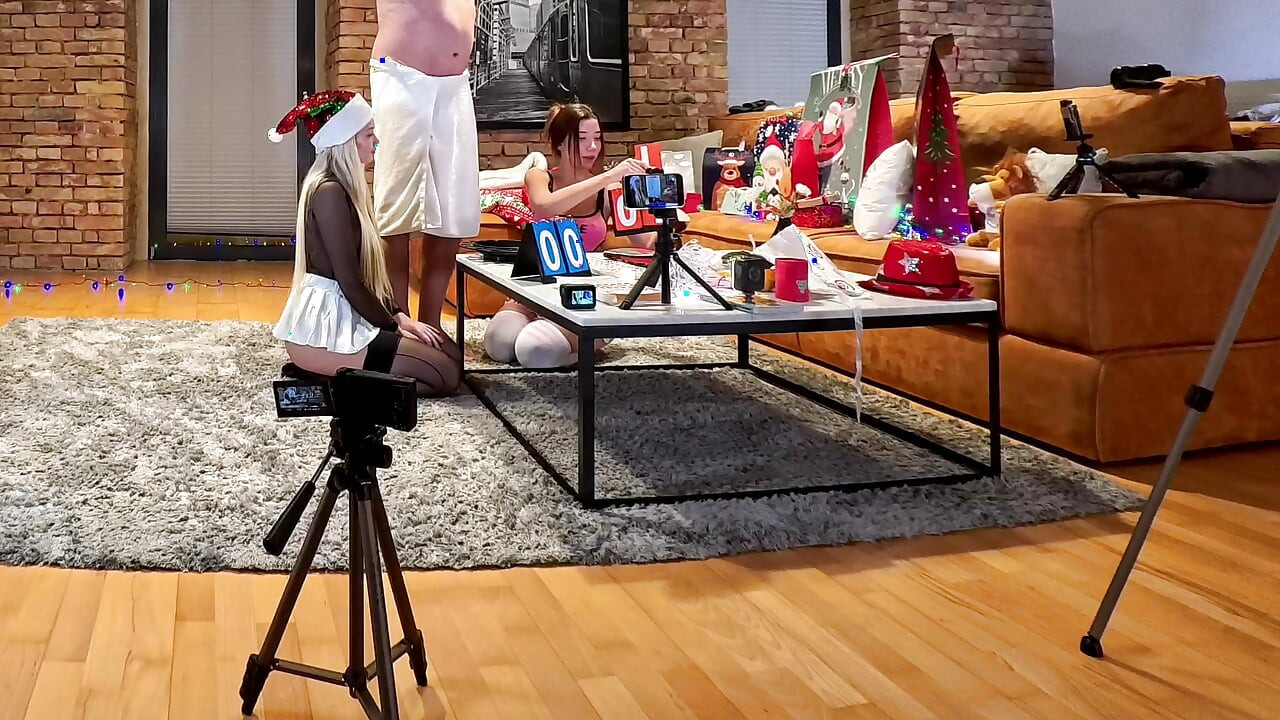 Απίστευτο πρωτοχρονιάτικο πάρτι με δύο μικροκαμωμένα καυτά κορίτσια κολεγίου με διαφορετικά κοστούμια για να παίξουν με έναν κόκορα και μπάλες