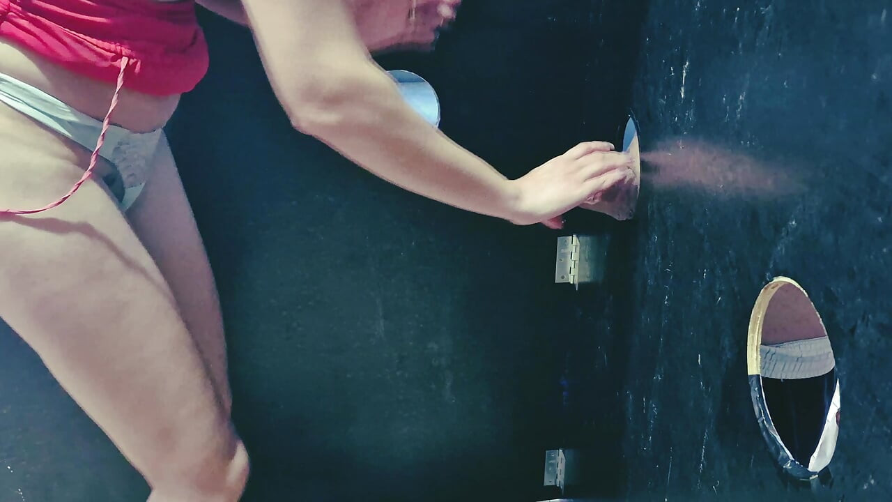Soția suge pula și lasă străinii să ejaculeze în gaura din zid - gloryhole!