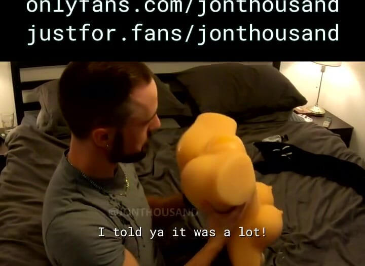 أكلت حمولة دمية الجنس لزميلي في السكن Str8