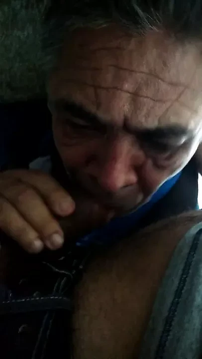 Maduro mamador me pega no banheiro.