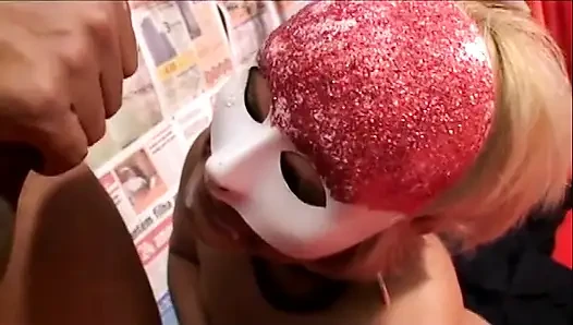 Reife frau trägt eine maske und wird von einem maskierten mann gefickt