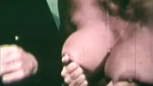 Cewek sange ini lagi asik nyepong kontol