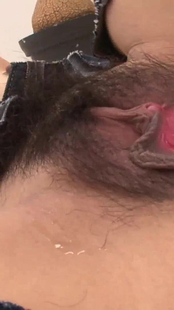 「Now Pregnancy, Stranger cum explosion in my tight hairy pussy」からのスリリングな瞬間