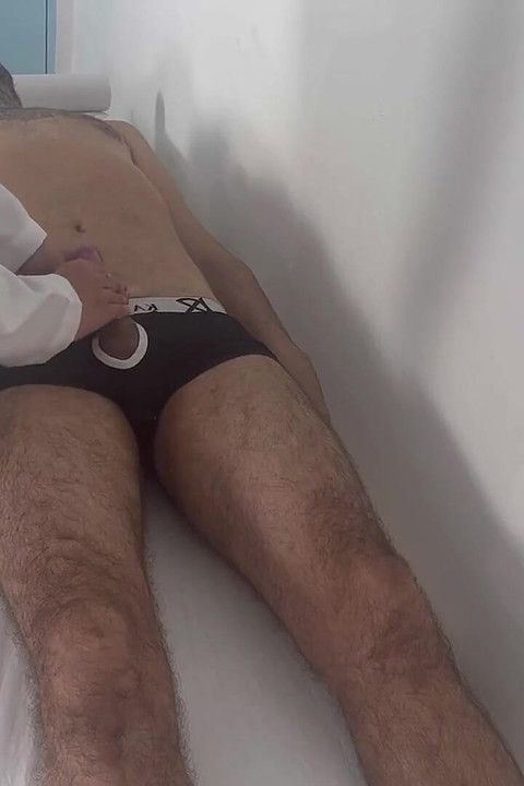 Доктор принимает член пациента!