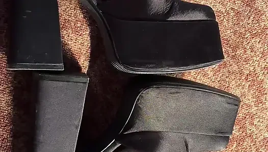 Stoking putih dan sepatu hak tinggi di kakiku