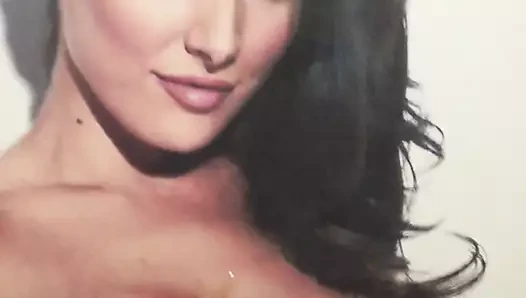 Lucy Pinder'a saygı duruşu
