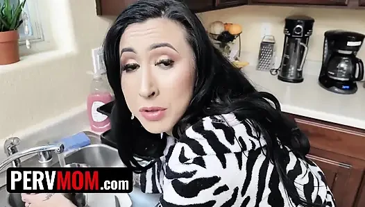 PervMom - eine geile milf reitet heißen hengst, riesigen schwanz und lässt ihn in ihre MILF-muschi kommen