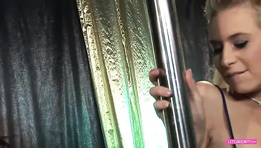 Karşı konulmaz sarışın bebek amcık yiyor