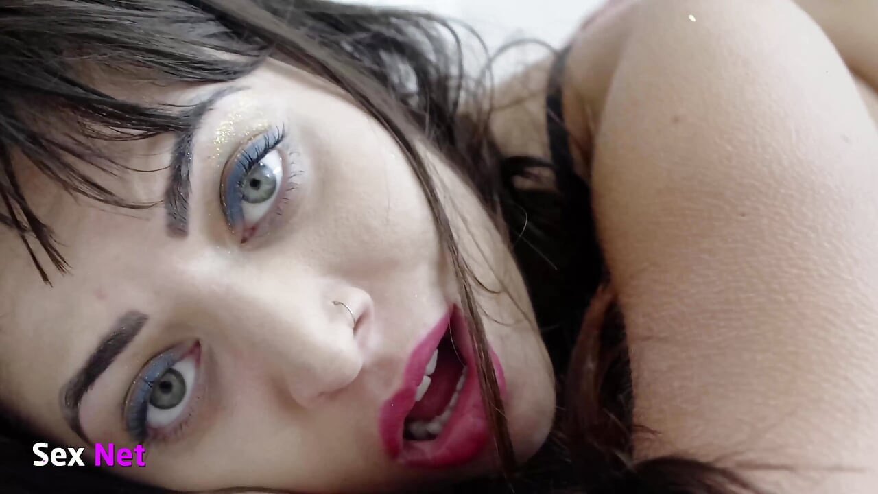 Pamela sexy în labă cu picioarele și sex anal!