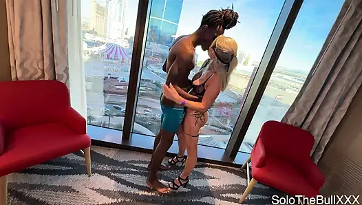 Hotblondeqos yarakla sikiliyor