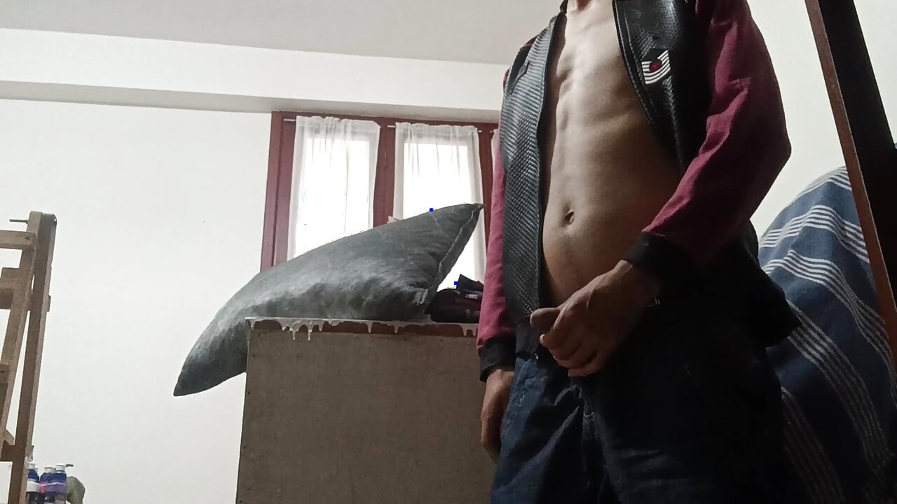 Twink juega con su polla