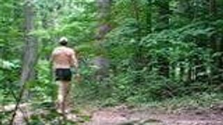 Caminata desnuda en el bosque